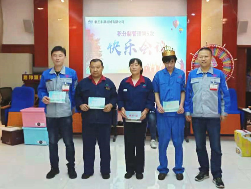 章丘豐源機(jī)械有限公司潘總為員工頒發(fā)車(chē)輛通行證