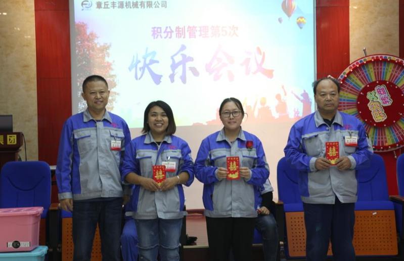 潘榮?？偨?jīng)理為提出合理化建議獲獎(jiǎng)人員頒獎(jiǎng)