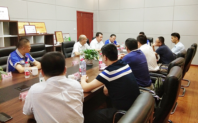 暨揭牌儀式之后校領(lǐng)導(dǎo)章丘區(qū)領(lǐng)導(dǎo)在山東居邦源機械集團董事長景奉國的引領(lǐng)下進行座談，會議指出國以才立，政以才治，業(yè)以才興，創(chuàng)新驅(qū)動的實質(zhì)是人才驅(qū)動。