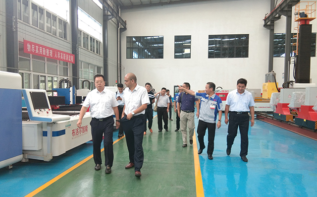 在集團董事長景奉國的引領(lǐng)下大家對公司進行了參觀。