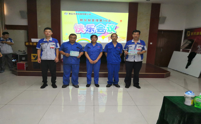 公司為員工們頒發(fā)車輛通行證。