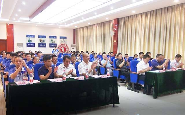 章丘豐源研究生聯(lián)合培養(yǎng)基地簽約暨揭牌儀式在居邦源機械集團總部隆重舉行。