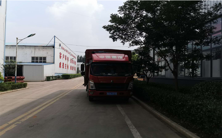 等待發(fā)貨的貨車 等待發(fā)貨的貨車