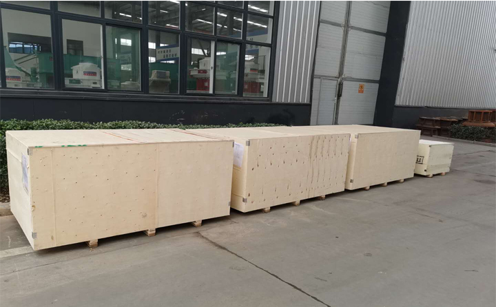 擺放整齊等待發(fā)貨的羅茨風(fēng)機(jī) 擺放整齊等待發(fā)貨的羅茨風(fēng)機(jī)